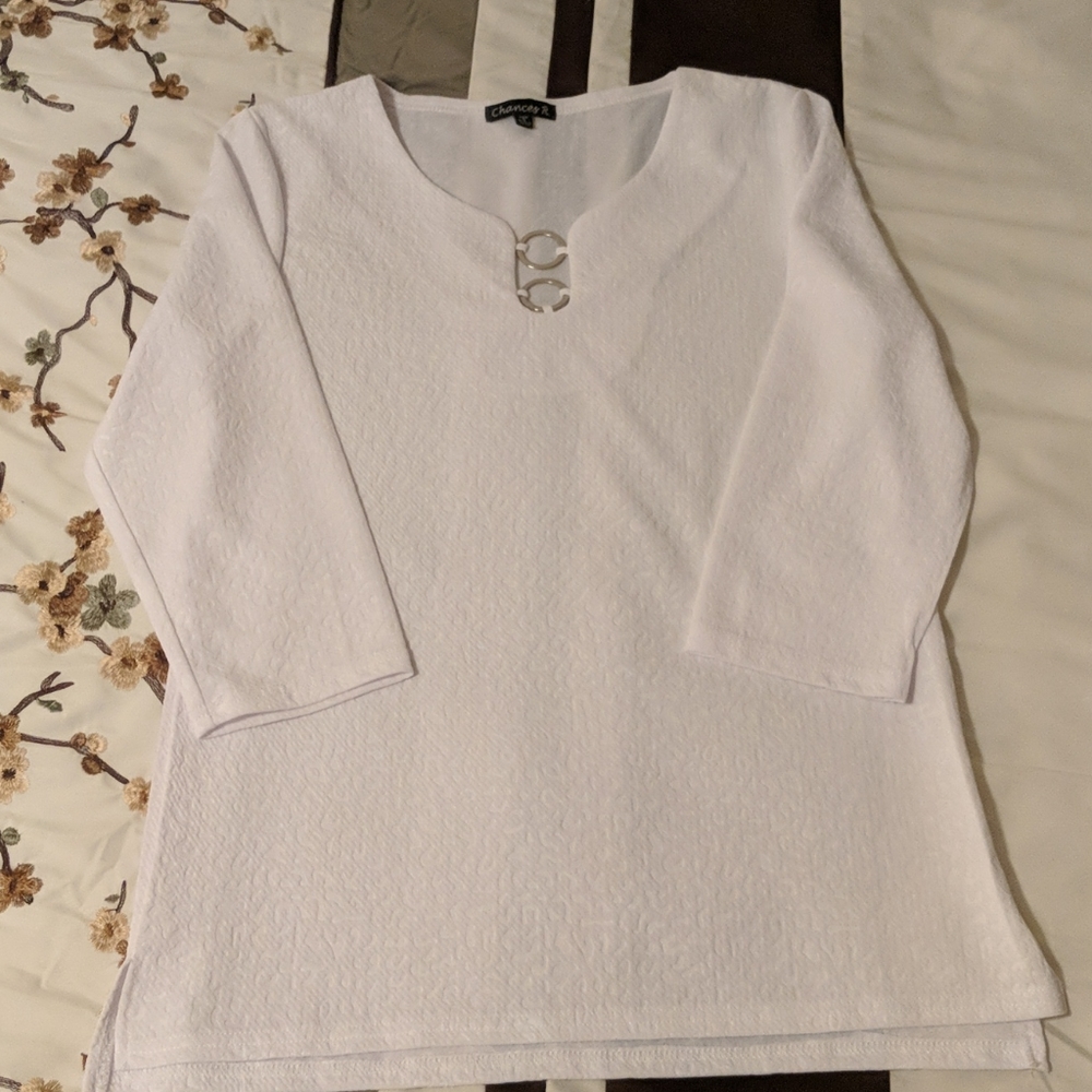 2/$10 NWOT Chances R white top